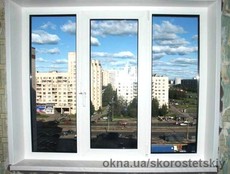 Окно выходящее на проезжую часть, трехстворчатое