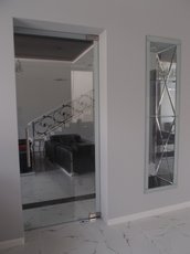 Стеклянные двери распашные