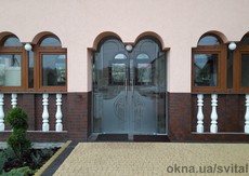 Конструкции из закаленного стекла, стеклянные перегородки, стеклянные двери, душевые кабины, раздвижные двери