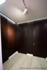 двери скрытого монтажа с алюминиевой коробкой