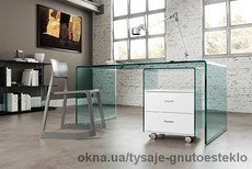 Письменный стол из гнутого стекла