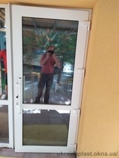 Входные двери металлопластиковые Рехау 60, 2170*1040 правые, ручка офисная с немецкой фурнитурой