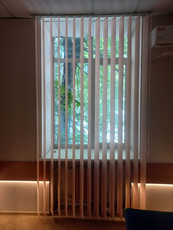 Жалюзи вертикальные тканевые и горизонтальные.