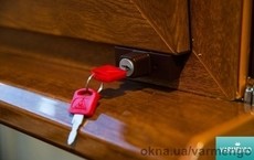 Блокиратор на пластиковые окна BSL, детский замок безопасности коричневый.