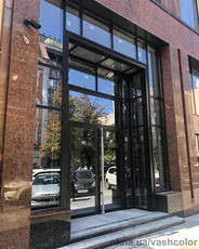 Покраска алюминиевых установленных окон по месту