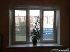 Трьохстулкове вікно в цегляному будинку