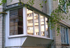 Г-образный балкон с выносом косынкой.