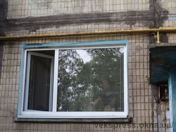 Очень тёплое и тихое окно в Киеве на первом этаже