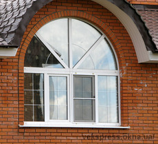 Большое арочное окно в офис.