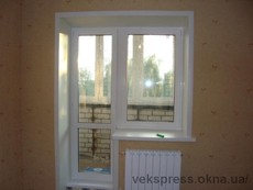 Теплий вихід на балкон із відкритим вікном