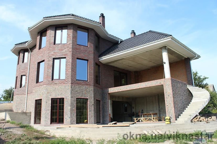 Получилось очень красивое остекление, которое вписалась в экстерьер дома Получилось очень красивое остекление, которое вписалась в экстерьер дома