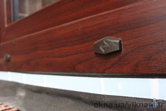 Очень красивый и необычный цвет внешней ламинации Rosewood (красное дерево) и конечно же фирменные заглушки VEKA на дренажные отверстия, которые впосл &mdash; Викна-Стар, ТМ