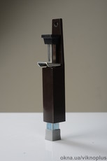 Напольный фиксатор двери белый, коричневый.