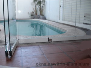 Складное безрамное остекление балкона &mdash; 