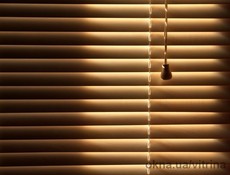 Жалюзи с расцветкой под дерево.