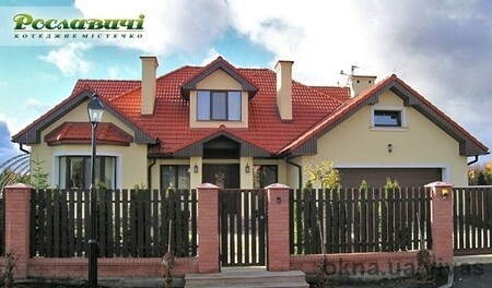 Вікна в котеджному містечку Рославичі.