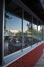 Безрамное остекление летних веранд ресторанов и кафе