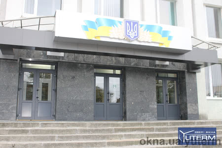 Центральний вхід в Рівненську районну адміністрацію.