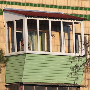 Балкони / Зовнішня обшивка балкона сайдингом