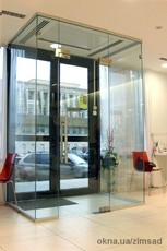 Стеклянный тамбур для офиса, кафе или магазина