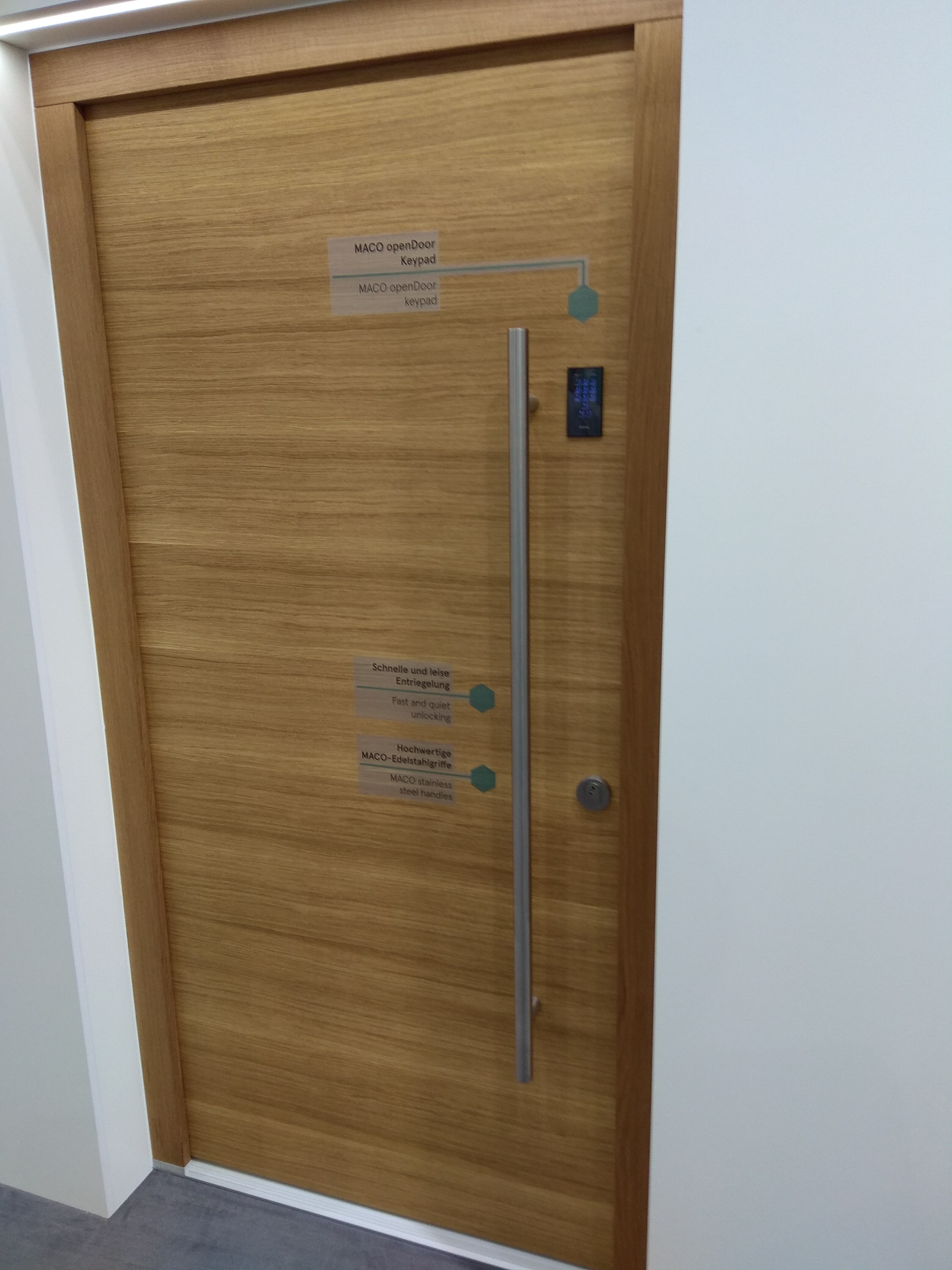 Дерев'яні вхідні двері з замком M-TS