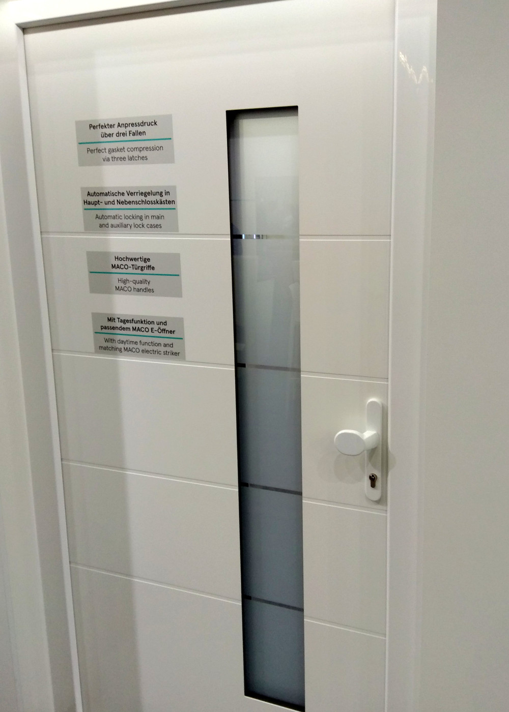 Вхідні пластикові двері MACO