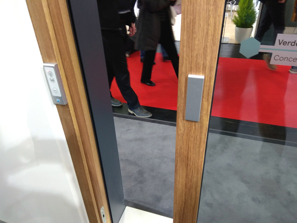 Панель для управління прихованим електроприводом