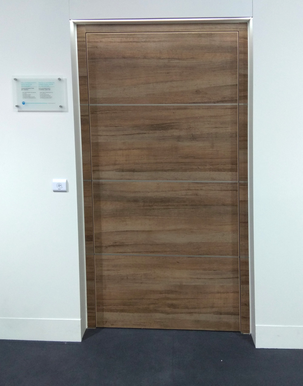 Вхідні двері з інноваційною системою блокування