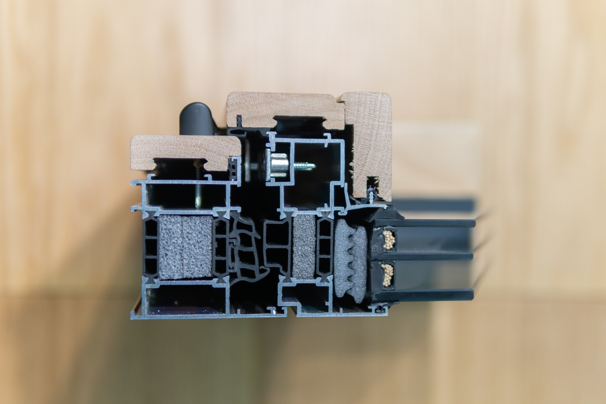 Зразок алюмо-дерев'яного вікна