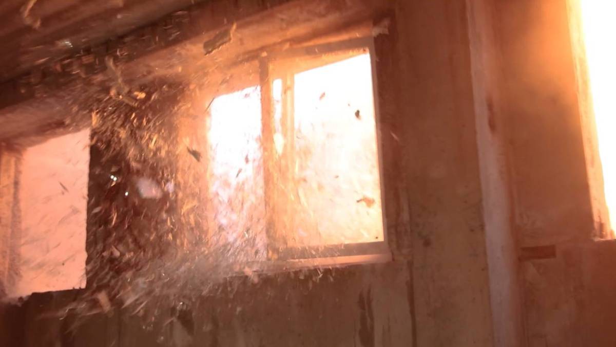 Скло у звичайному вікні розлітається під час вибуху
