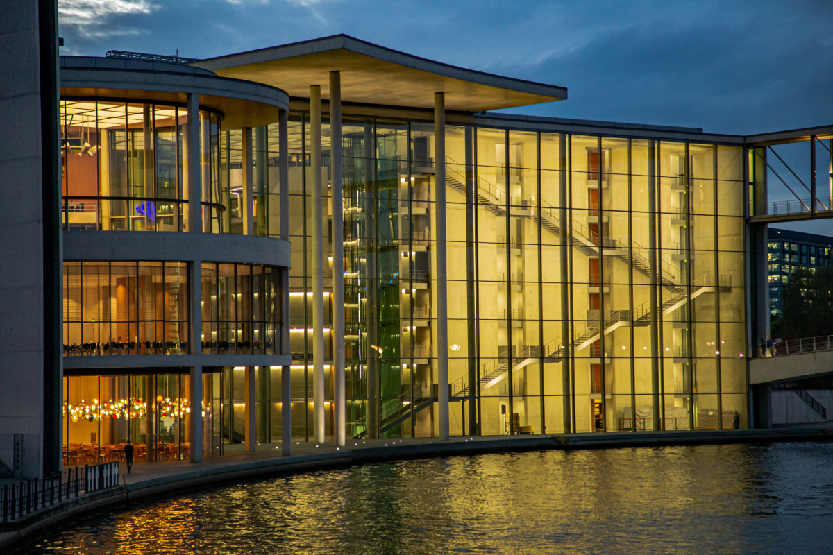 Будівля біля водойми вночі