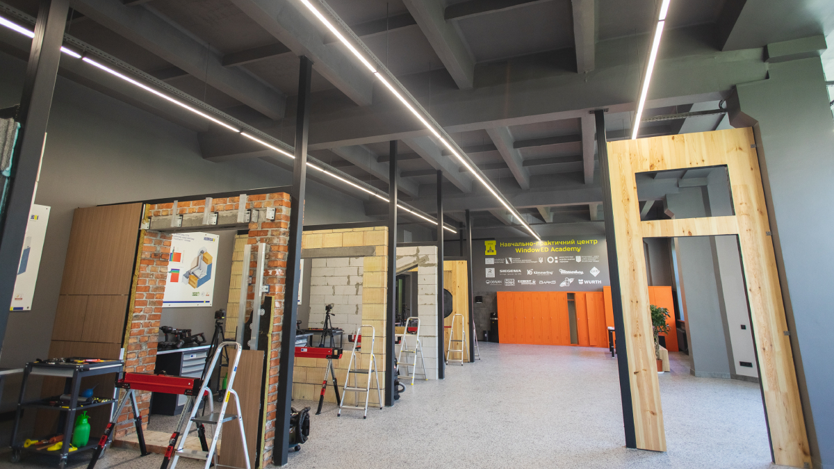 Специализированное пространство предназначено для подготовки специалистов в области монтажа окон и дверей