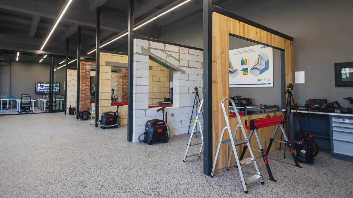 В помещении установлены разные типы стен (кирпич, пеноблок) для отработки навыков монтажа и отделки