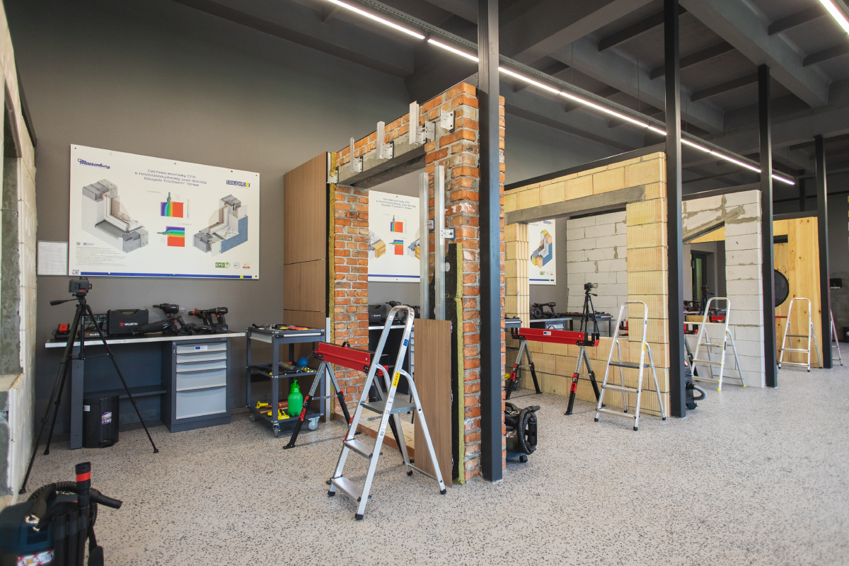 В зале установлены макеты стен из различных материалов (кирпича, газобетона, дерева) для отработки навыков монтажа в разных типах зданий