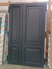 Вхідні двері Rehau з молдингами