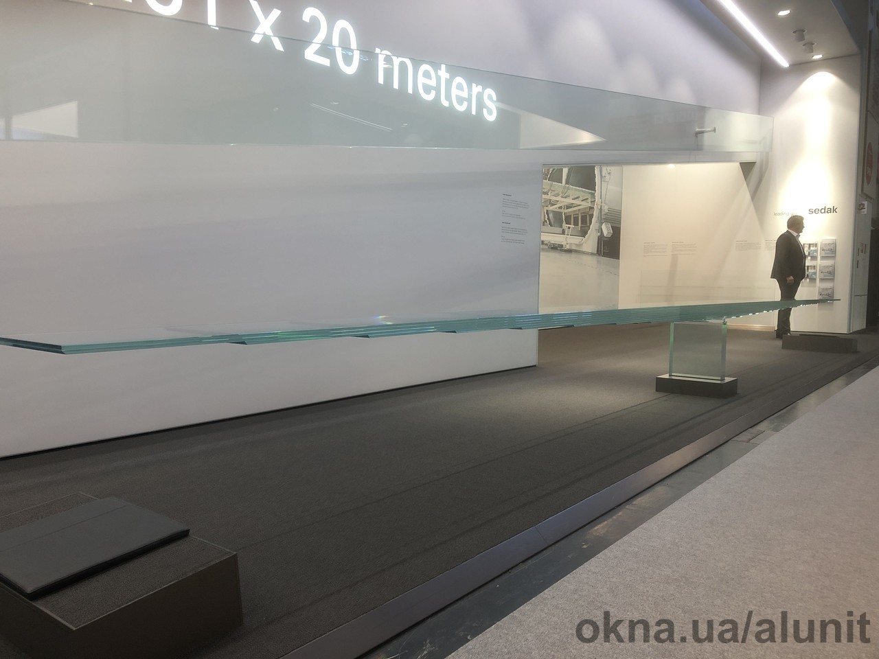 BAU 2019: 20-метровые качели из закаленного стекла