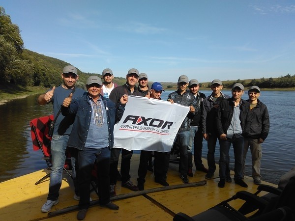 Для участников акции «Путешествуй с AXOR» организован сплав на плоту по Днестру.