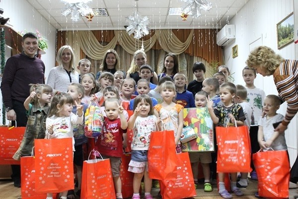 Компания AXOR INDUSTRY поздравила детей из детского приюта с Днем Святого Николая