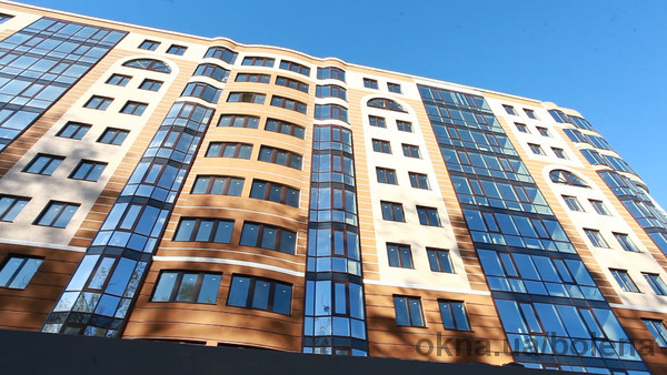 Закінчено роботи по заскленню житлового будинку Lux-House в м.Рівне