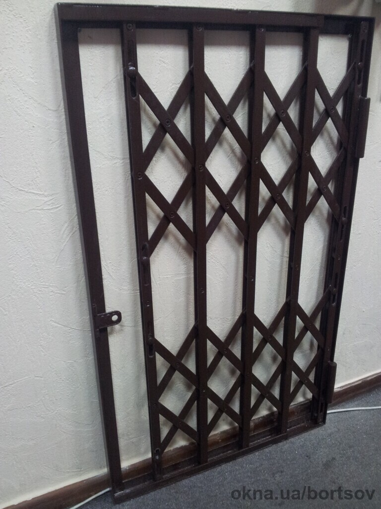 Починаємо фарбувати розсувні решітки фарбою для зовнішніх робіт