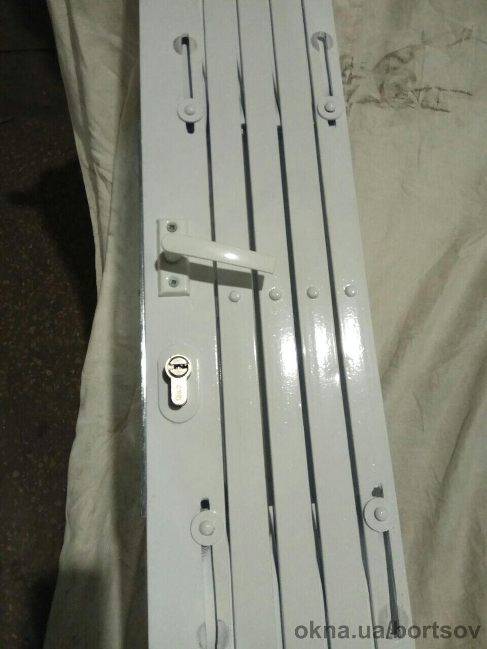 Розсувні решітки з врізними замками-крабами