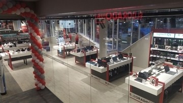 Завершено вітринне скління в торговому центрі