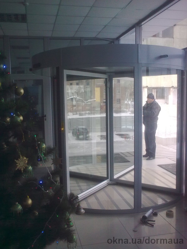 Карусельная дверь Bllasi (Германия). Закончен монтаж в г. Харькове.