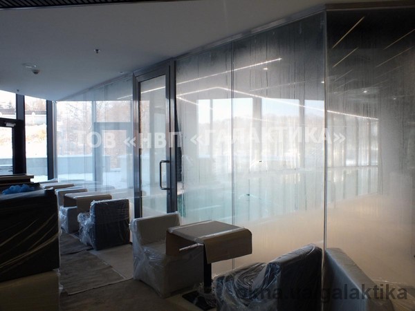 НПП Галактика установила цельностеклянные перегородки в торговый центр