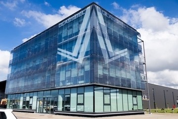 Возведен фасад заводу "ГЛАССБЕЛ" с интегрироваными солнечными панелями