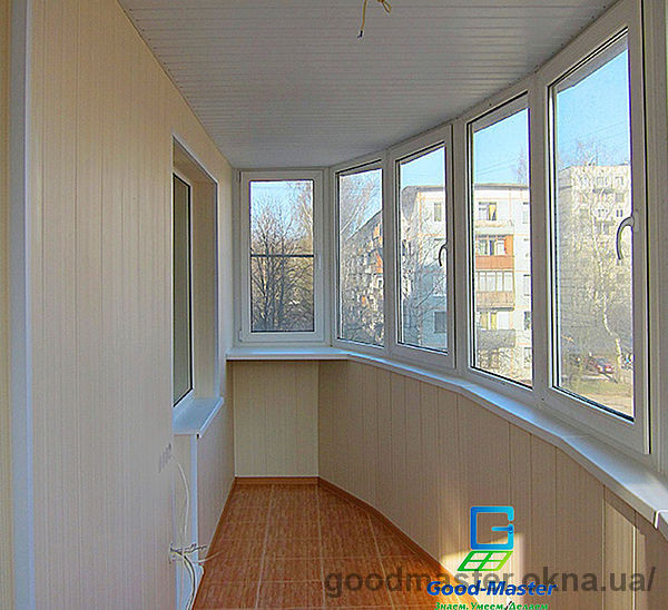 Тёплый балкон с новой балконной рамой REHAU вы можете заказывать по специальным низким ценам от компании Good Master.