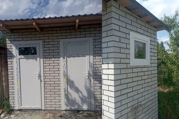 Городок встановив вікна та двері з облицюванням лиштвою