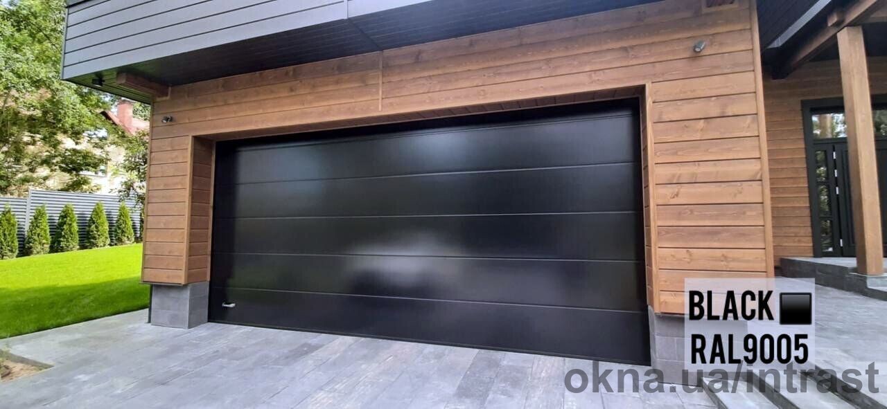 Розширення асортименту: гаражні ворота чорного кольору