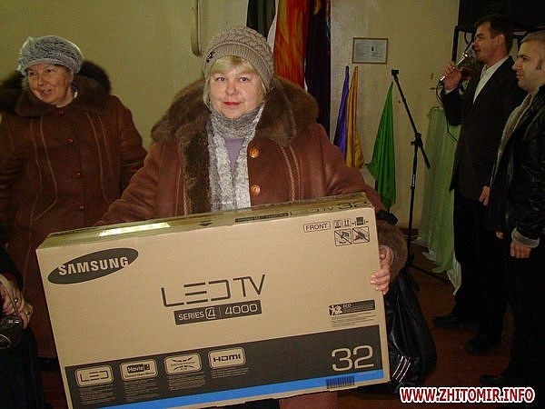 Напередодні Нового року в Житомирі компанія «Нові вікна» подарувала своїй клієнтці телевізор