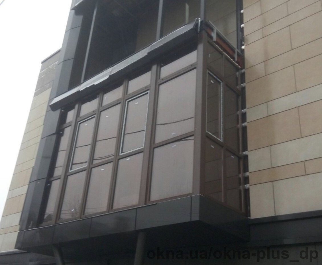 Закінчили скління балкона в новобудові в Дніпрі
